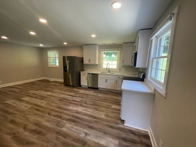 Building Photo - Culdesac living!  FULLY remodeled 3 Bed 2 ...