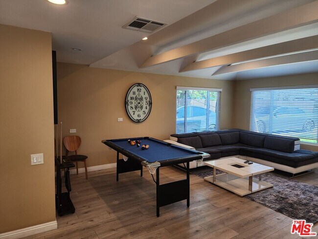 Foto del edificio - 7543 Enfield Ave