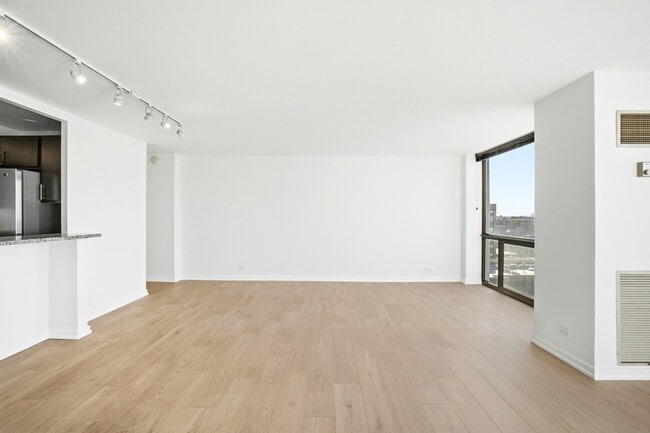 Building Photo - 4343 N Clarendon Ave