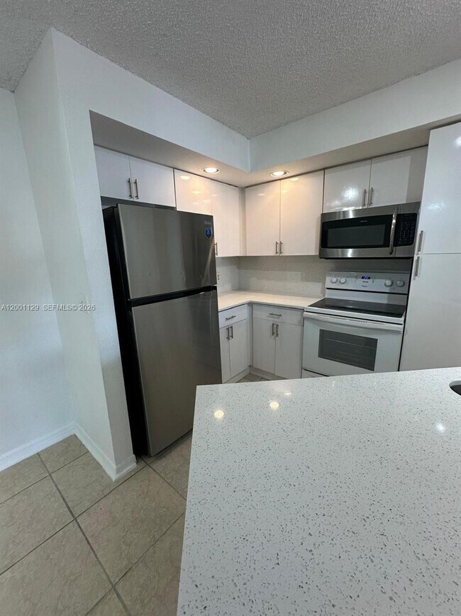 Foto del edificio - 3380 Pinewalk Dr N