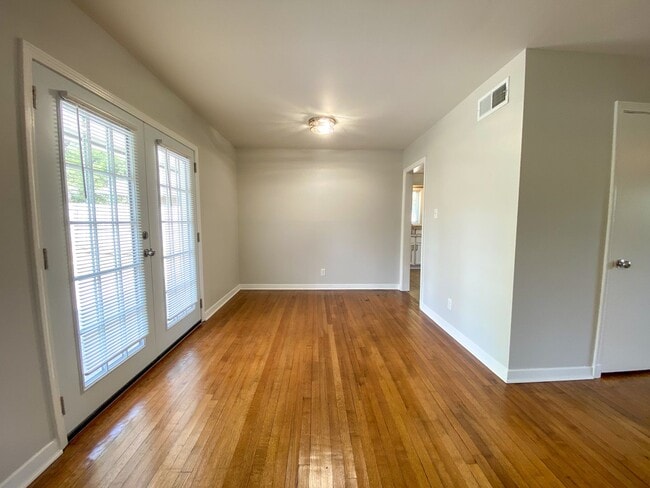 Photo - 4 Bed 2 bath with updated bathrooms House