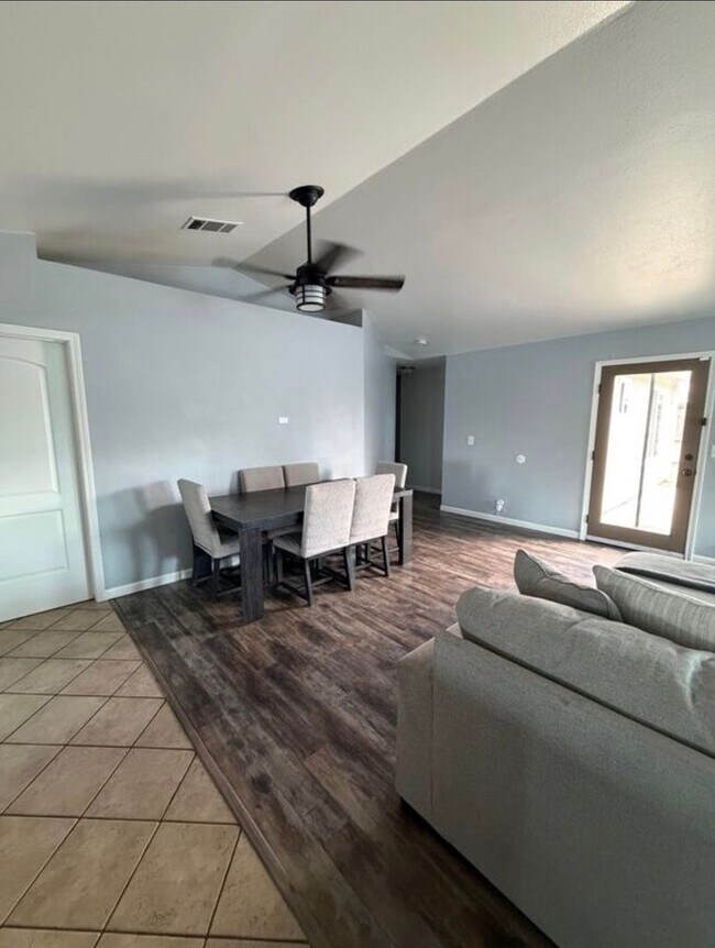 Foto del edificio - 1410 Ashwood Ct