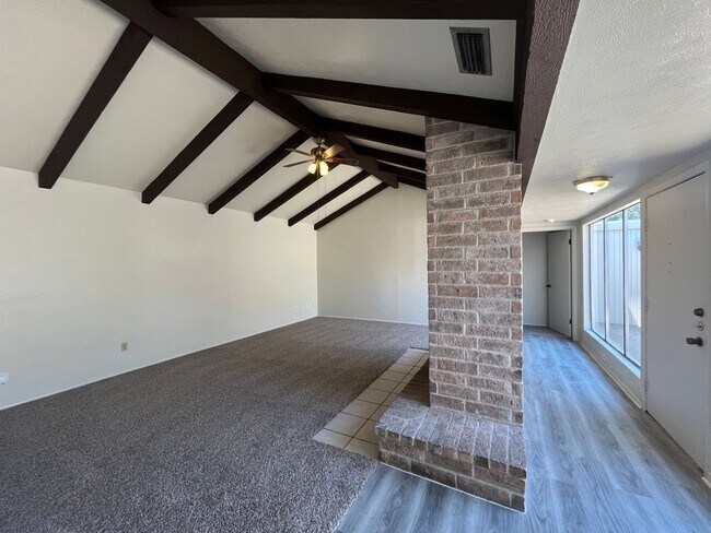 Foto del edificio - SPACIOUS SOUTHSIDE DUPLEX!