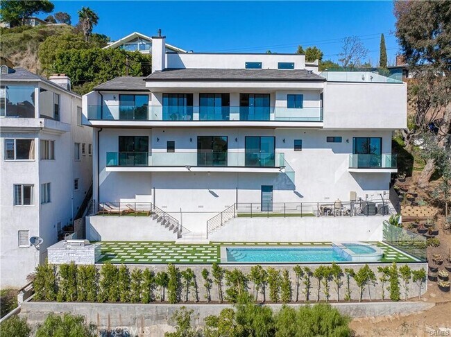 Building Photo - 8566 Hollywood Blvd