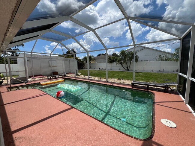 Foto del edificio - 2421 Ivanhoe St