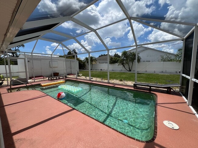 Building Photo - FURNISHED SHORT TERM SEASONAL RENTAL - 2 Bed / 2 Bath - Single Family, Pool Home (Heated) - $3,30...