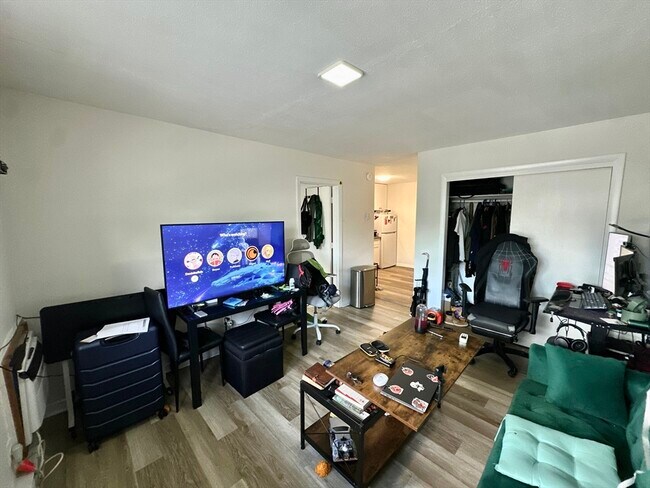 Foto del edificio - 720 Bennington St