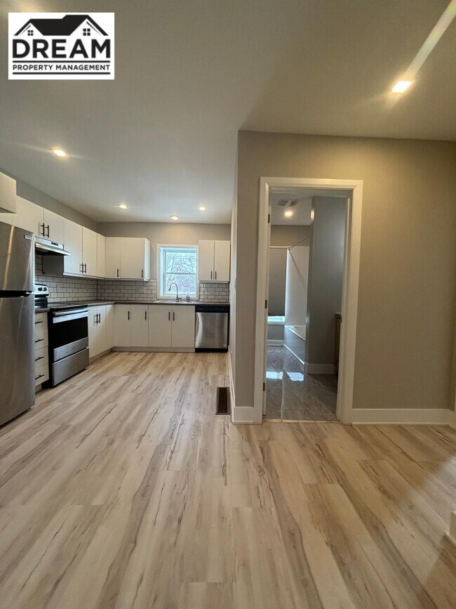 Building Photo - 420 Confederation St