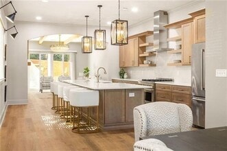 Building Photo - 722 Lakeview Ave NE