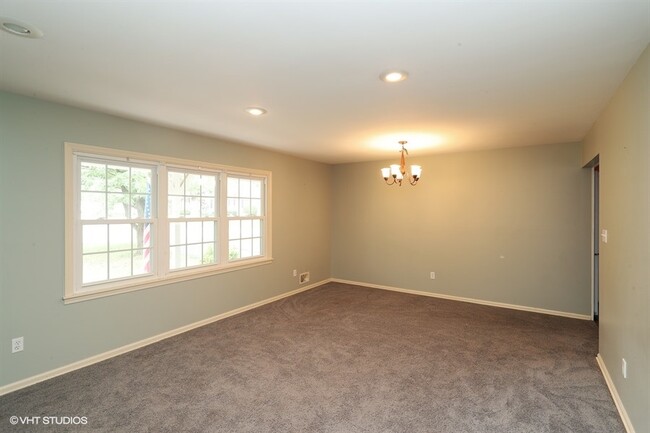 Dining Room - 11009 Elmwood Ave