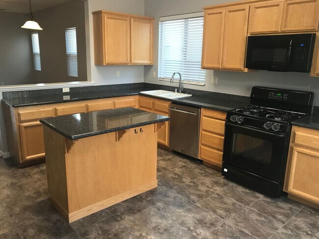 Foto del edificio - 3 Bed | 2 bath | 1582 SF |  2 Car Garage |  Single Story | Tenant pays $175 for WS&G