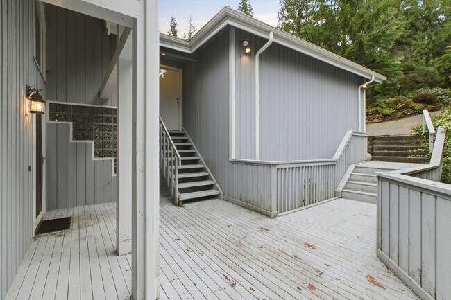 Building Photo - Waterfront 2 bedroom with private dock