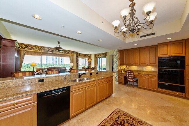 Foto del edificio - 8787 Bay Colony Dr