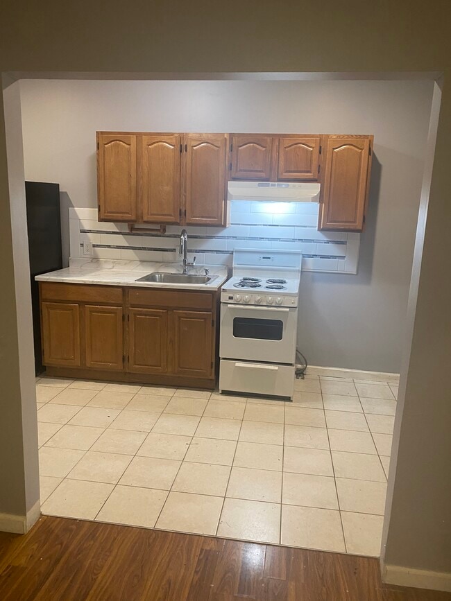 Building Photo - 564 King St