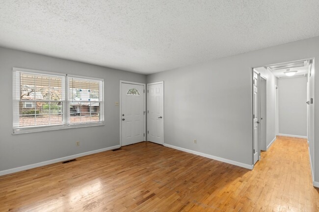 Foto del edificio - MOVE IN READY! Passed Occupancy. Move in before the holidays!