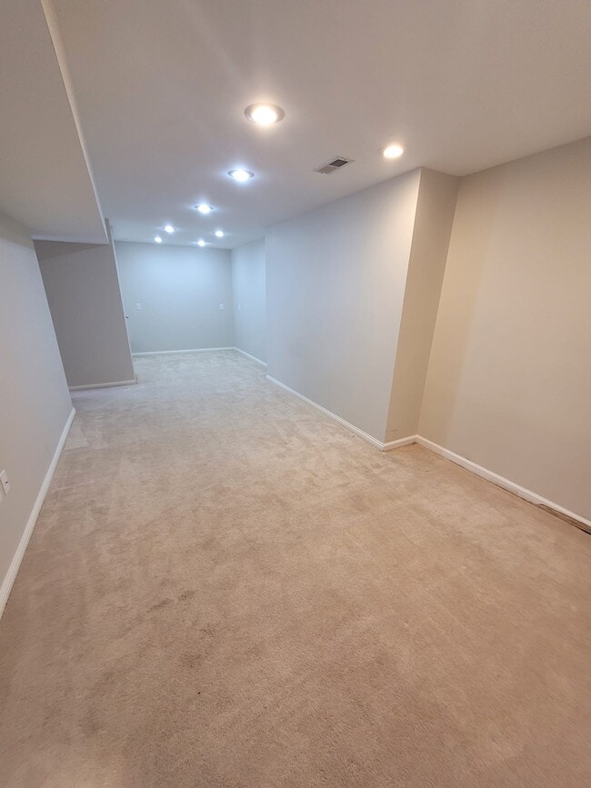 Building Photo - 75 Grandview Dr