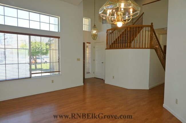 Building Photo - Home in Elk Grove! 3 Bed, 2.5 Bath