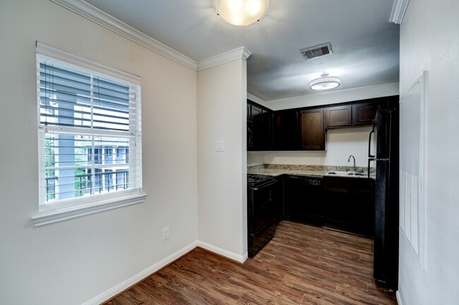 Building Photo - 427 W 16th St