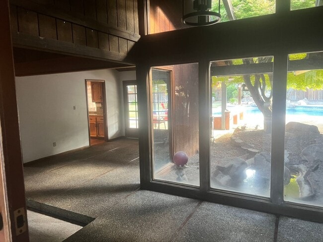 Building Photo - Spacious  4BR House with Pool and Basketba...
