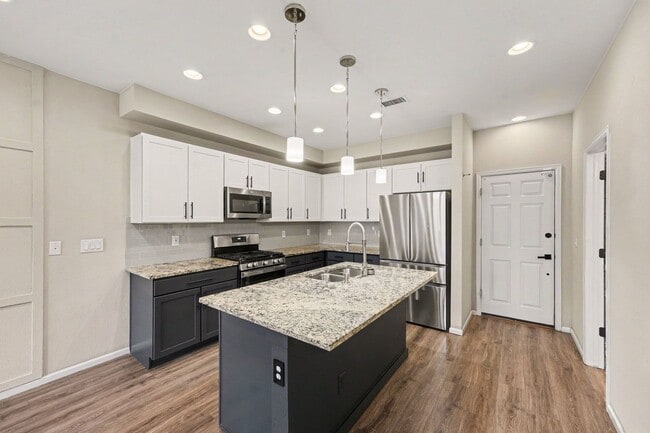 Foto del edificio - Modern 3BR Townhome with Attached 2-Car Garage & Resort-Style Community