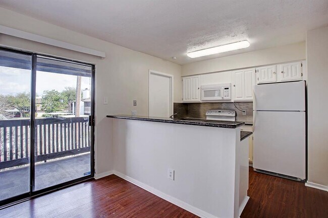 Building Photo - 8020 Braesmain Dr