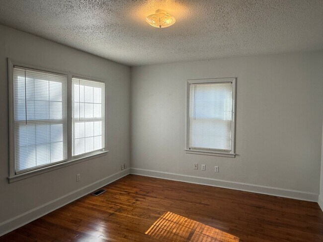 Foto del edificio - Three bedroom, 1 bath house in Burlington