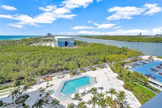 Foto del edificio - 100 Bayview Dr