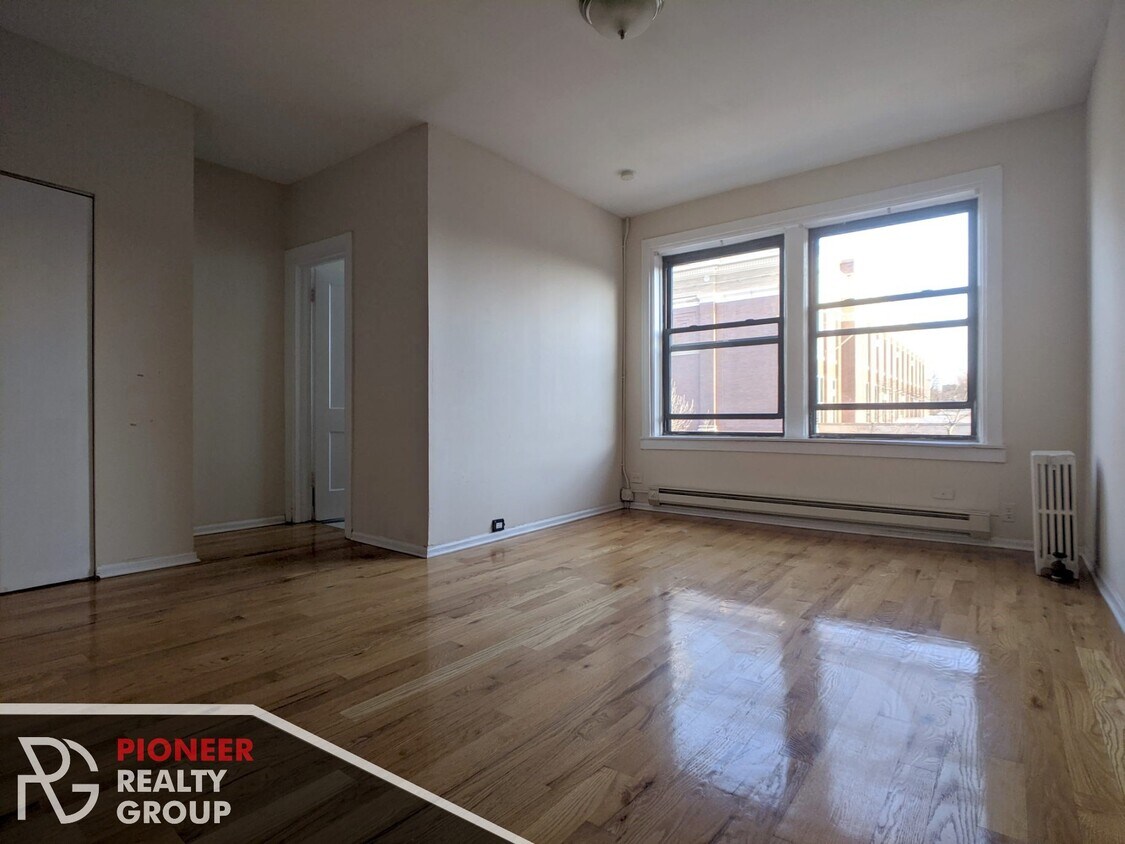 Foto principal - 1050 W George St
