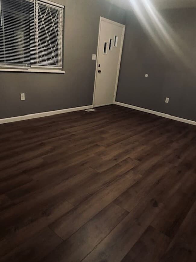 Building Photo - 3 Bedroom, 1 Bath House w/Attached Garage and Fenced Yard