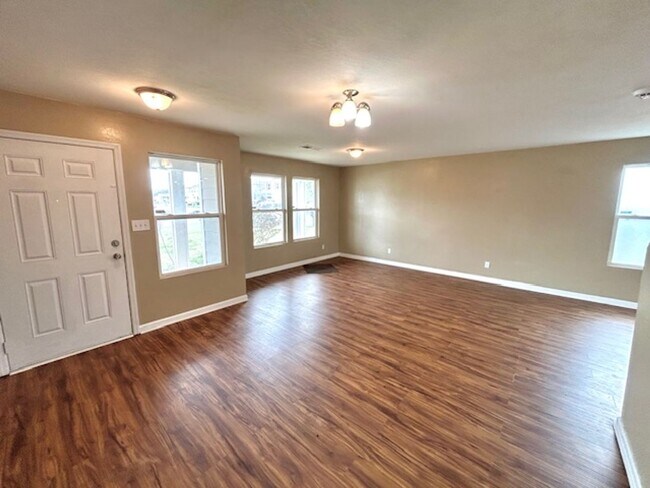 Foto del edificio - Move In Ready!-Charming 3 -bedroom Home with a move in special-$300 off first month's rent.