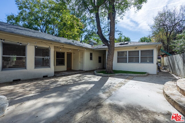 Foto del edificio - 19439 Oxnard St