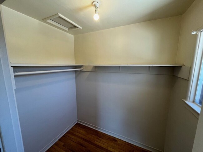 Building Photo - 1-Bedroom Richmond Home Available with Off...