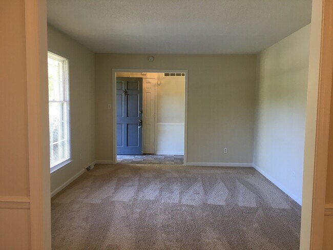 Building Photo - Spacious 3BR/2BA