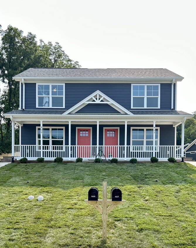 Beautiful craftsman exterior with expansive front porch - 907 Old Vinton Mill Rd NE