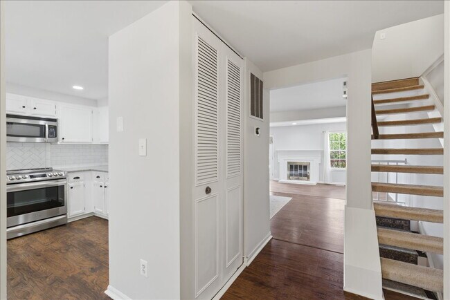 Foto del edificio - Updated 3BR / 2.5BA Townhome in Summit Chase – Over 1,900 Sq Ft with Deck & Fenced Patio!