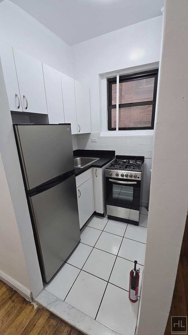 Building Photo - First Ave/E 58TH ST Inexpensive Gem Studio...