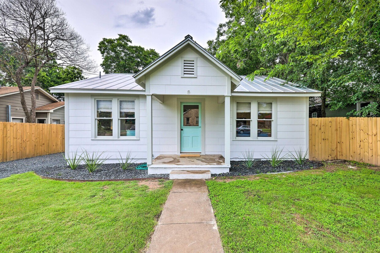 Primary Photo - 409 S Milam St