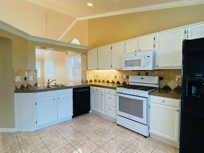 Building Photo - Beautiful Three Bed, Two Bath Home in the ...