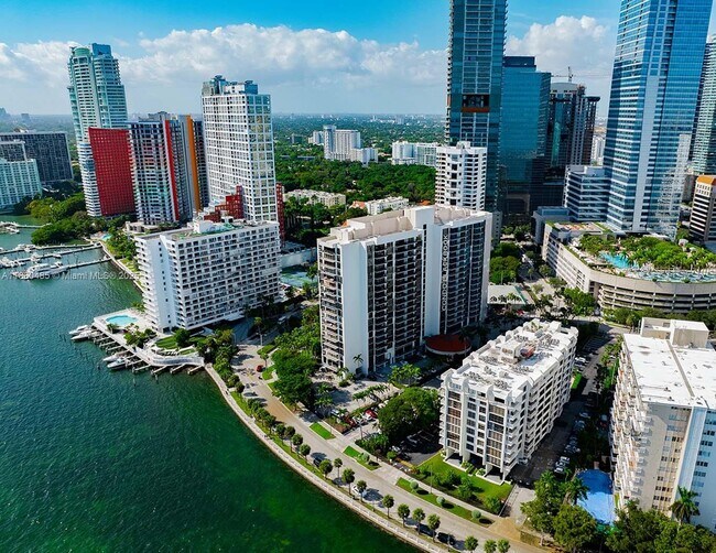 Building Photo - 1450 Brickell Bay Dr