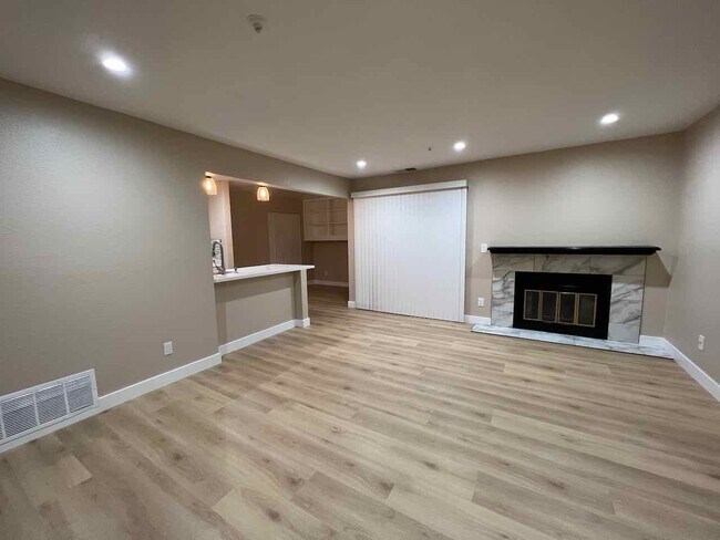 Large open concept living area - 3183 Wayside Plz