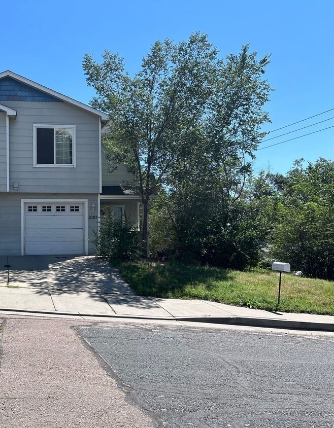 3 Bedroom Duplex Near Downtown Available! - 3 Bedroom Duplex Near Downtown Available!