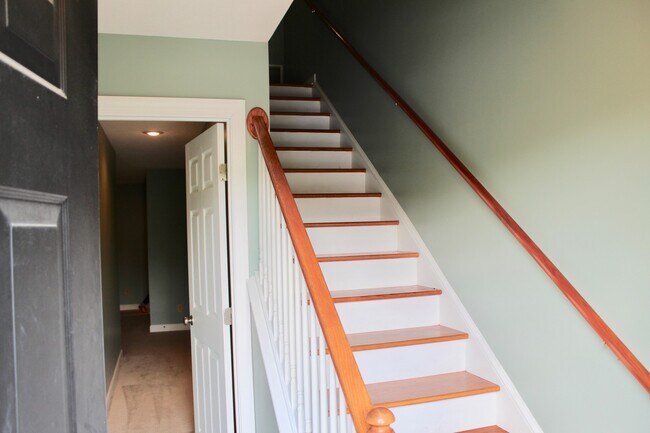 Foto del edificio - Large Townhome with a garage for rent! Lar...