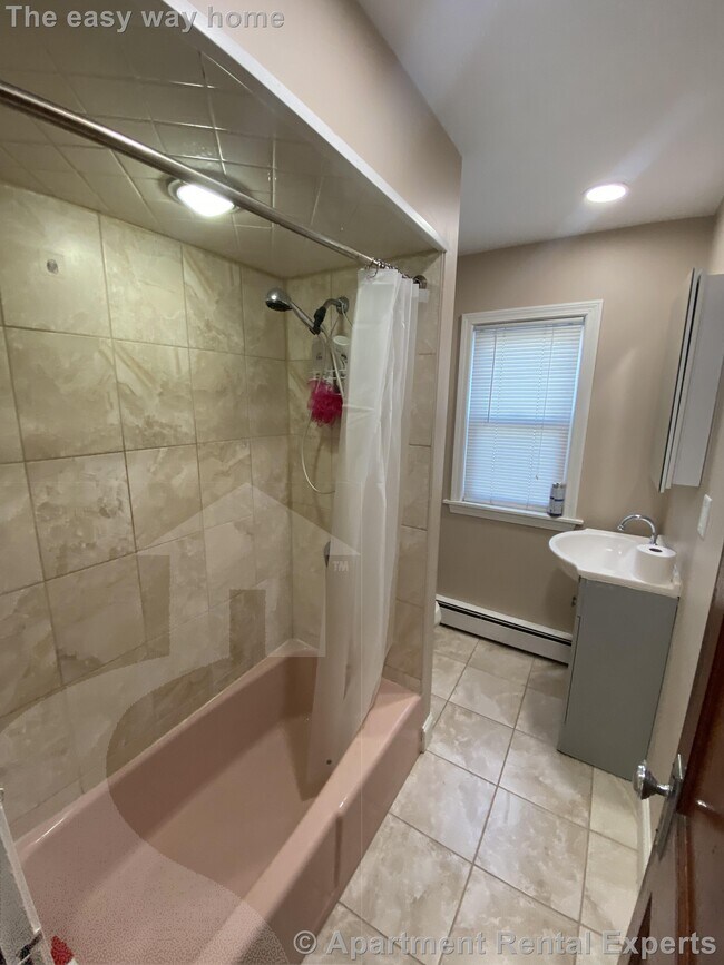 Building Photo - 2-4 Goldsmith Ave Unit #1