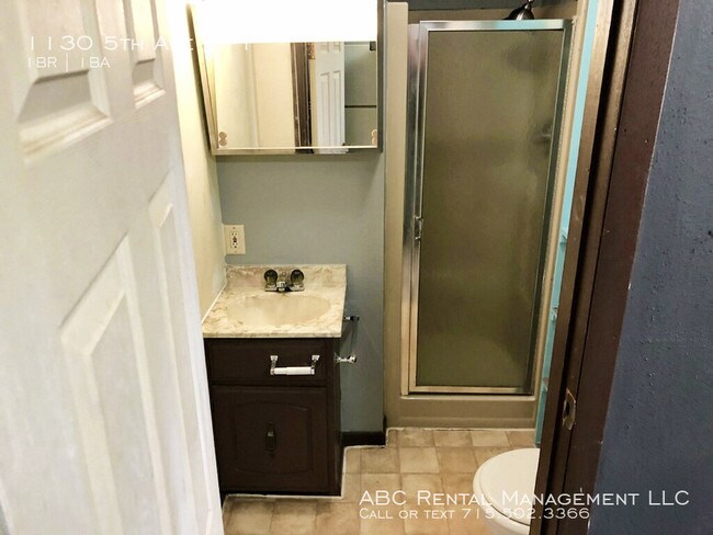 Building Photo - Walking distance to Parks and Bakery!