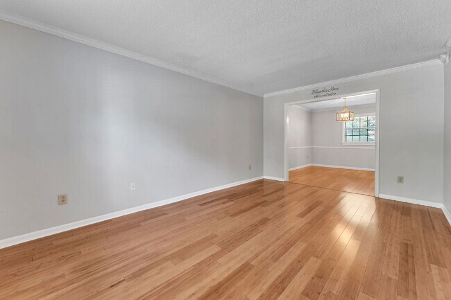 Foto del edificio - Beautiful 3 Bedroom 2.5 Bathroom Condo in Prime Taylors Location $1,625/mo rent