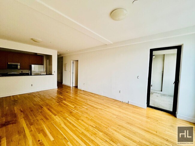 Foto del edificio - large rent stabilized one bedroom with pri...