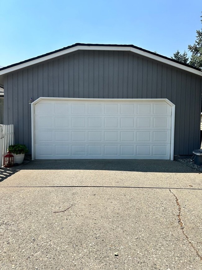 Building Photo - Beautifully Remodeled 3 Bedroom, 2 Bathroom Home – Move-In Ready!