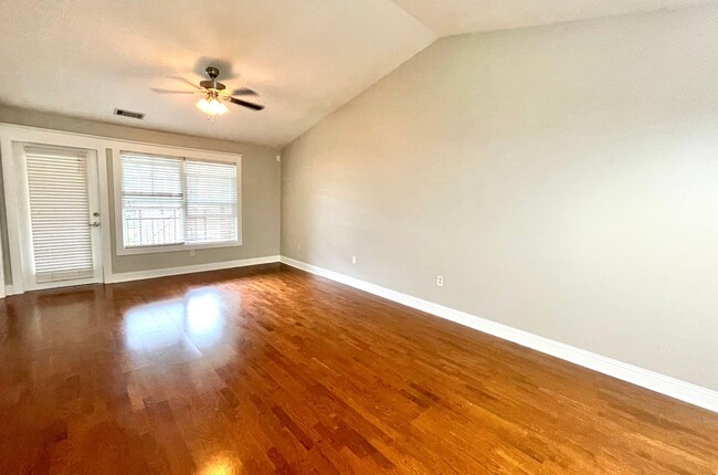 Building Photo - 2 bedroom, 2 bath condo, minutes from campus!