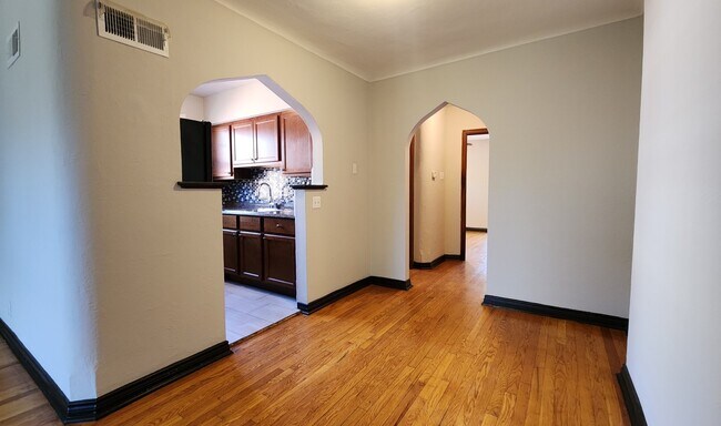 Foto del edificio - 6364 Sutherland Ave