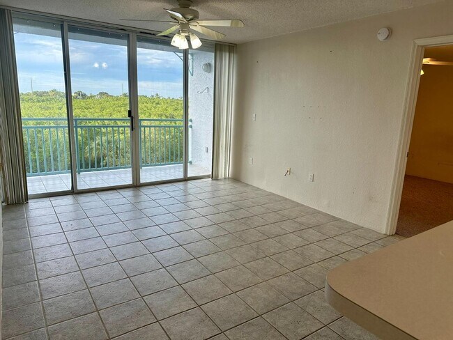 Foto del edificio - 3675 Seaside Dr